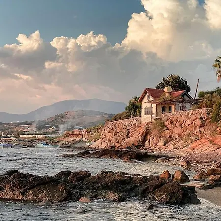 بيت للعطل Seafront Isolated Unique House