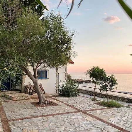Case de vacanță Seafront Isolated Unique House