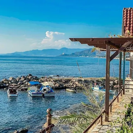 Case de vacanță Seafront Isolated Unique House *