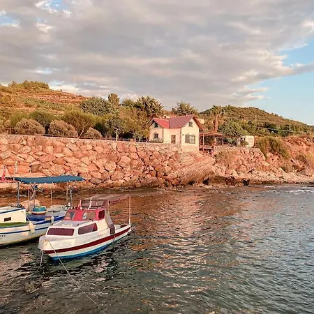Case de vacanță Seafront Isolated Unique House *